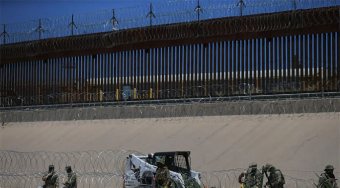 Texas refuerza barricada de alambre pese a orden del Gobierno de EEUU para retirarla
