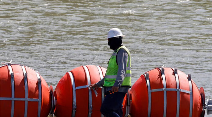 Congresistas demócratas califican de “inhumanas” las boyas instaladas en el río Grande