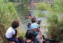 Critican a juez en Texas por llamar a migrantes “espaldas mojadas”