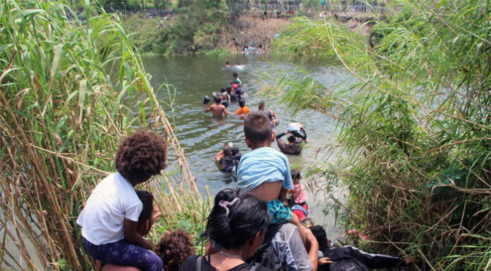 Critican a juez en Texas por llamar a migrantes “espaldas mojadas”