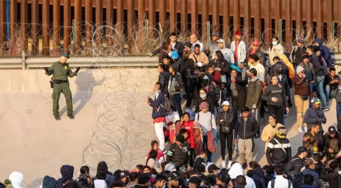 Gobierno de Biden está dispuesto a llegar al Supremo para defender restricción al asilo