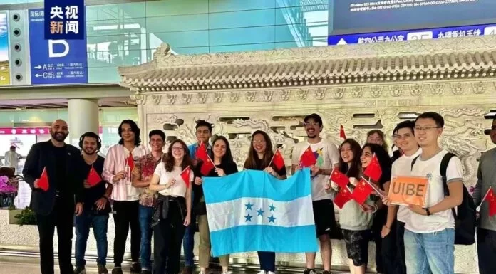 Grupo de 26 becarios llega a China para continuar sus estudios