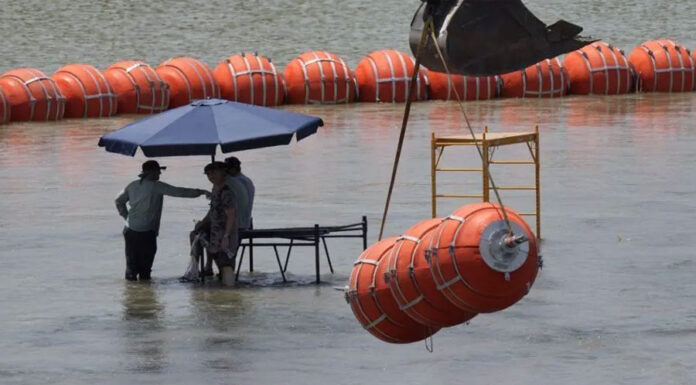 El gobernador Abbott afirma que ha movido las boyas al lado estadounidense del río Grande