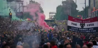 Los aficionados del Manchester United salen a las calles para protestar contra los dueños