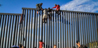 Una escultura hecha con vallas del muro fronterizo honra a migrantes en el norte de México