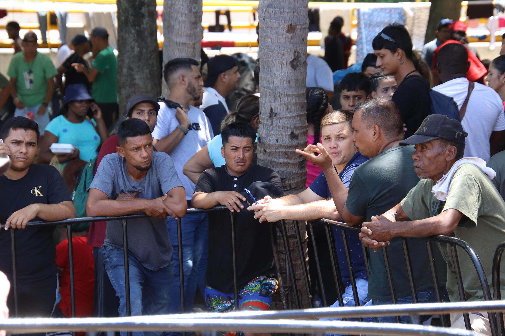 Migrantes permanecen en un campamento a la espera de solucionar su situación migratoria, el 11 de julio de 2023 en la ciudad de Tapachula, estado de Chiapas (México).   EFE/Juan Manuel Blanco
