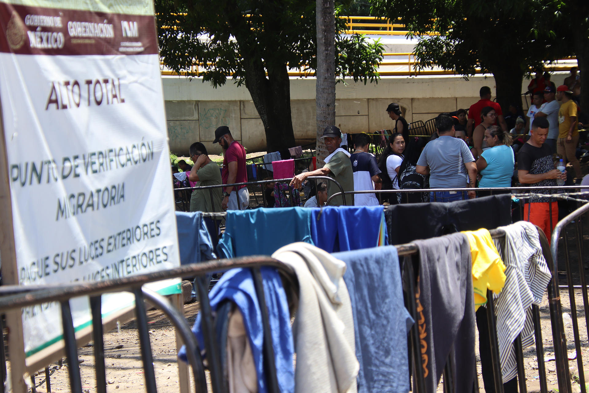 Migrantes permanecen en un campamento a la espera de solucionar su situación migratoria, el 11 de julio de 2023 en la ciudad de Tapachula, estado de Chiapas (México).  EFE/Juan Manuel Blanco
