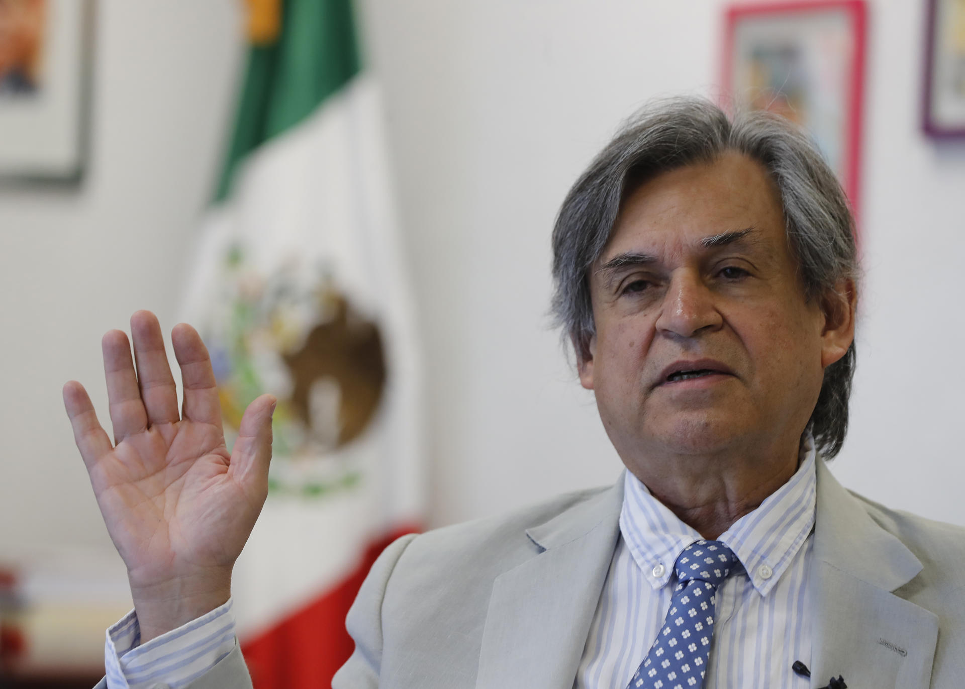 El coordinador general de la Comisión Mexicana de Ayuda a Refugiados (COMAR), Andrés Ramírez, habla durante una entrevista con EFE el 18 de julio de 2023, en Ciudad de México (México). EFE/ Mario Guzmán
