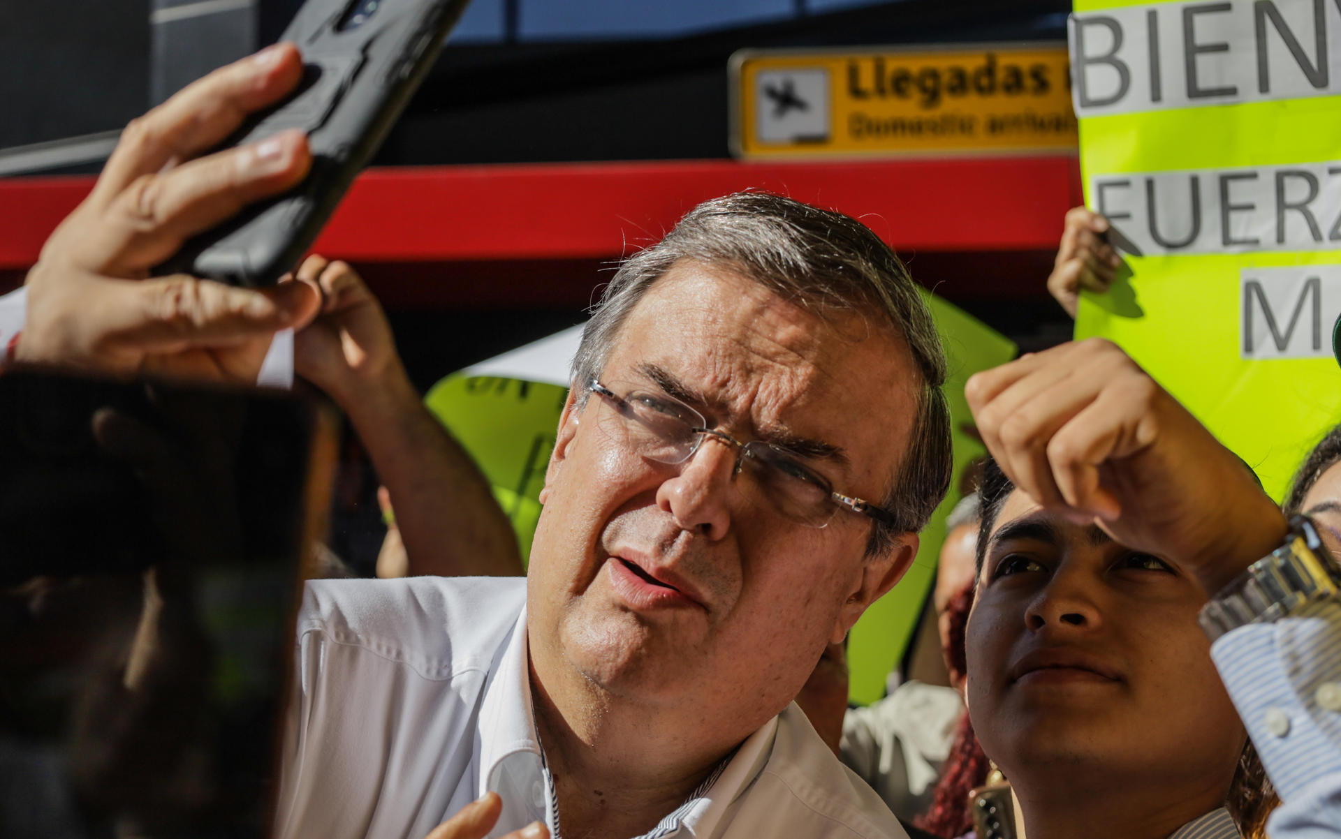 El excanciller Marcelo Ebrard, precandidato presidencial por el partido Movimiento Regeneración Nacional (Morena), posa hoy con simpatizantes a su llegada al aeropuerto de Tijuana (México). EFE/Joebeth Terríquez
