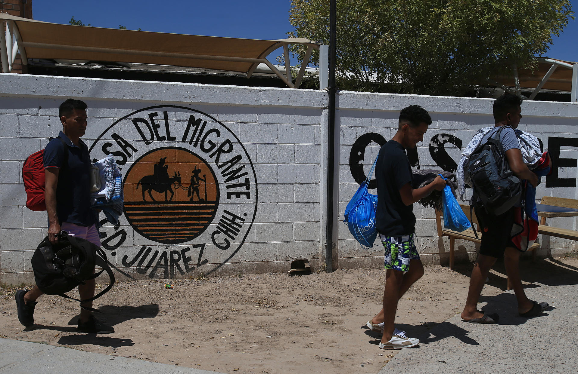 Migrantes entran al albergue Casa del Migrante, el 8 de julio de 2023, en Ciudad Juárez (México). EFE/Luis Torres
