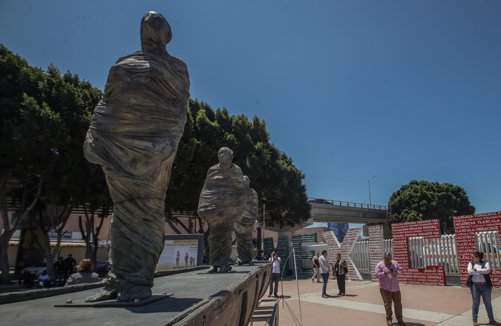 Fotografía de la escultura titulada "El ruido generado por el choque de los cuerpos", el 7 de julio de 2023, en la fronteriza Tijuana (México). EFE/ Joebeth Terriquez
