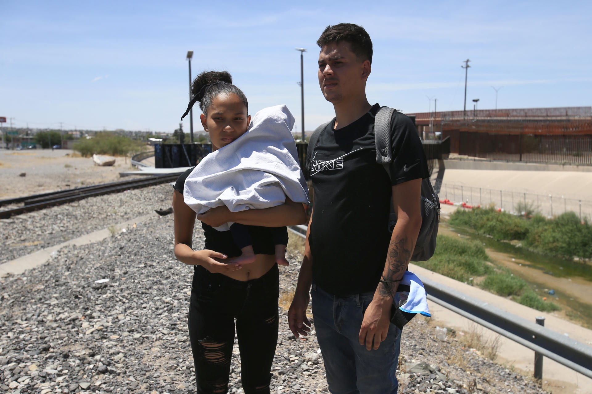 Los migrantes venezolanos Estefania Briceño y Jhondeiby Pérez posan en las cercanías del puente Internacional Paso del Norte, el 23 de julio de 2023, en Ciudad Juárez (México). EFE/Luis Torres
