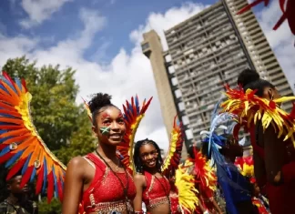 El carnaval de Notting Hill concentra multitudes para celebrar la cultura caribeña