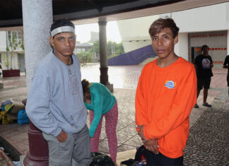 Un dúo colombiano migra de México a EEUU mientras subsisten de su música