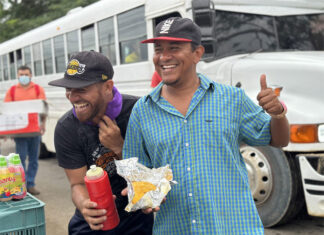 Cigarrillos, arepas y dulces, los emprendimientos de venezolanos en Honduras para continuar travesía