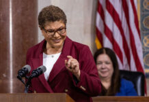 Critican al Gobierno de Texas por enviar migrantes a Los Ángeles en emergencia por Hilary