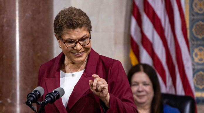 Critican al Gobierno de Texas por enviar migrantes a Los Ángeles en emergencia por Hilary