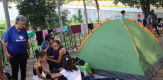 Niña venezolana en la frontera sur de México busca migrar para atender su enfermedad rara