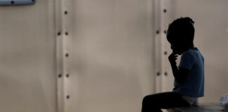 Mujer se declara culpable de obstrucción en caso de abusos sexuales a niños migrantes