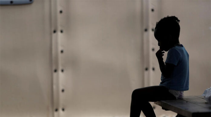 Mujer se declara culpable de obstrucción en caso de abusos sexuales a niños migrantes