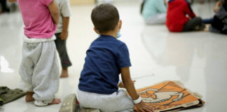 Nueva York limitará a 60 días estadía de familias con niños en albergues