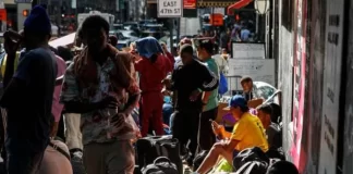 Nueva York abrió el centro humanitario más grande construido para inmigrantes