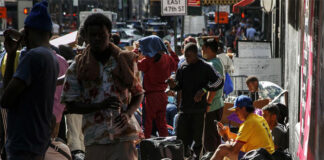 Nueva York contrata camiones con duchas para inmigrantes por 18 millones de dólares