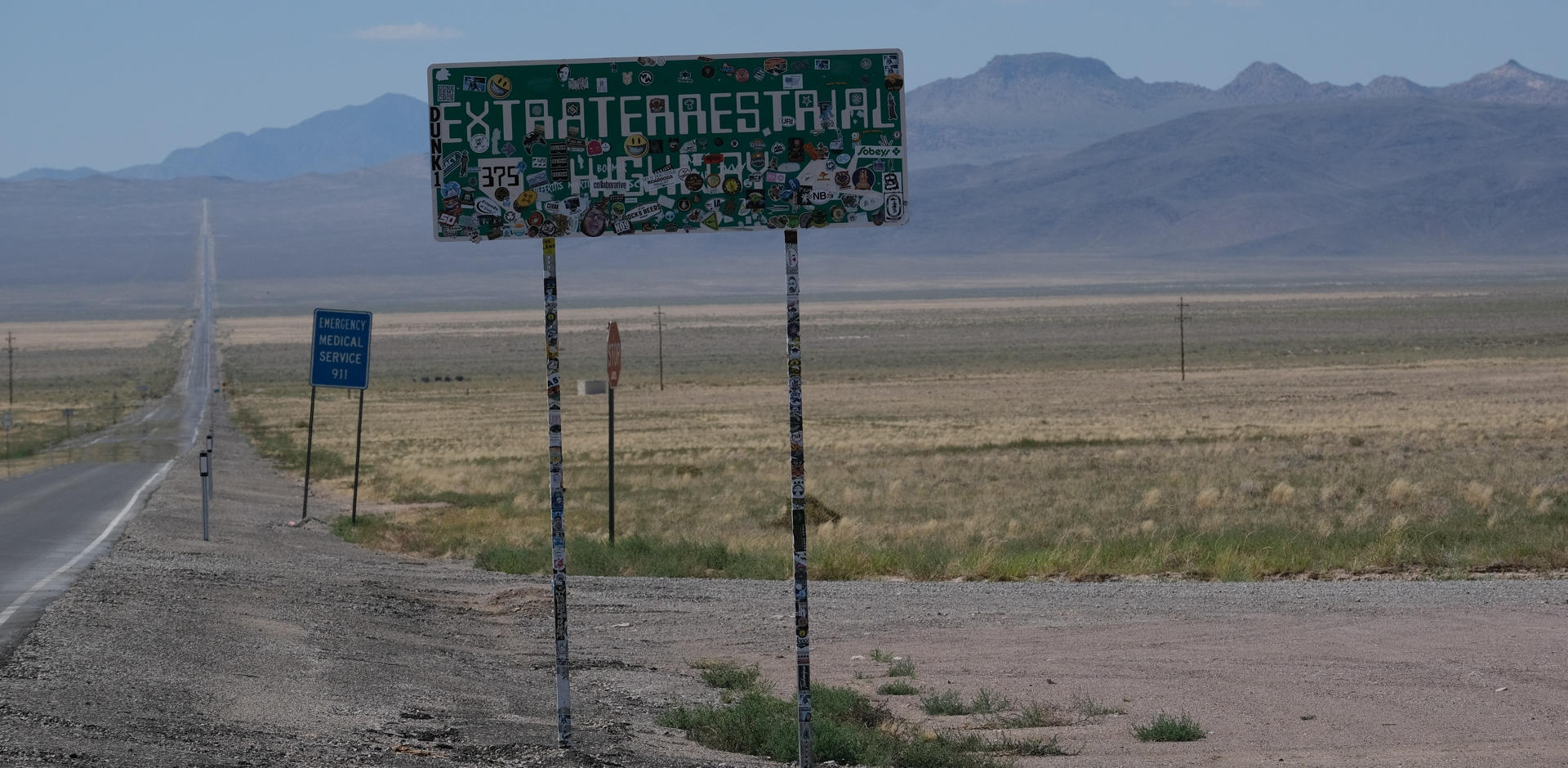 Fotografía de un cartel que dice Carretera Extraterrestre, como se conoce a la ruta 375, el 9 de agosto de 2023, ubicado en Rachel, en Nevada (Estados Unidos). EFE/ Guillermo Azábal
