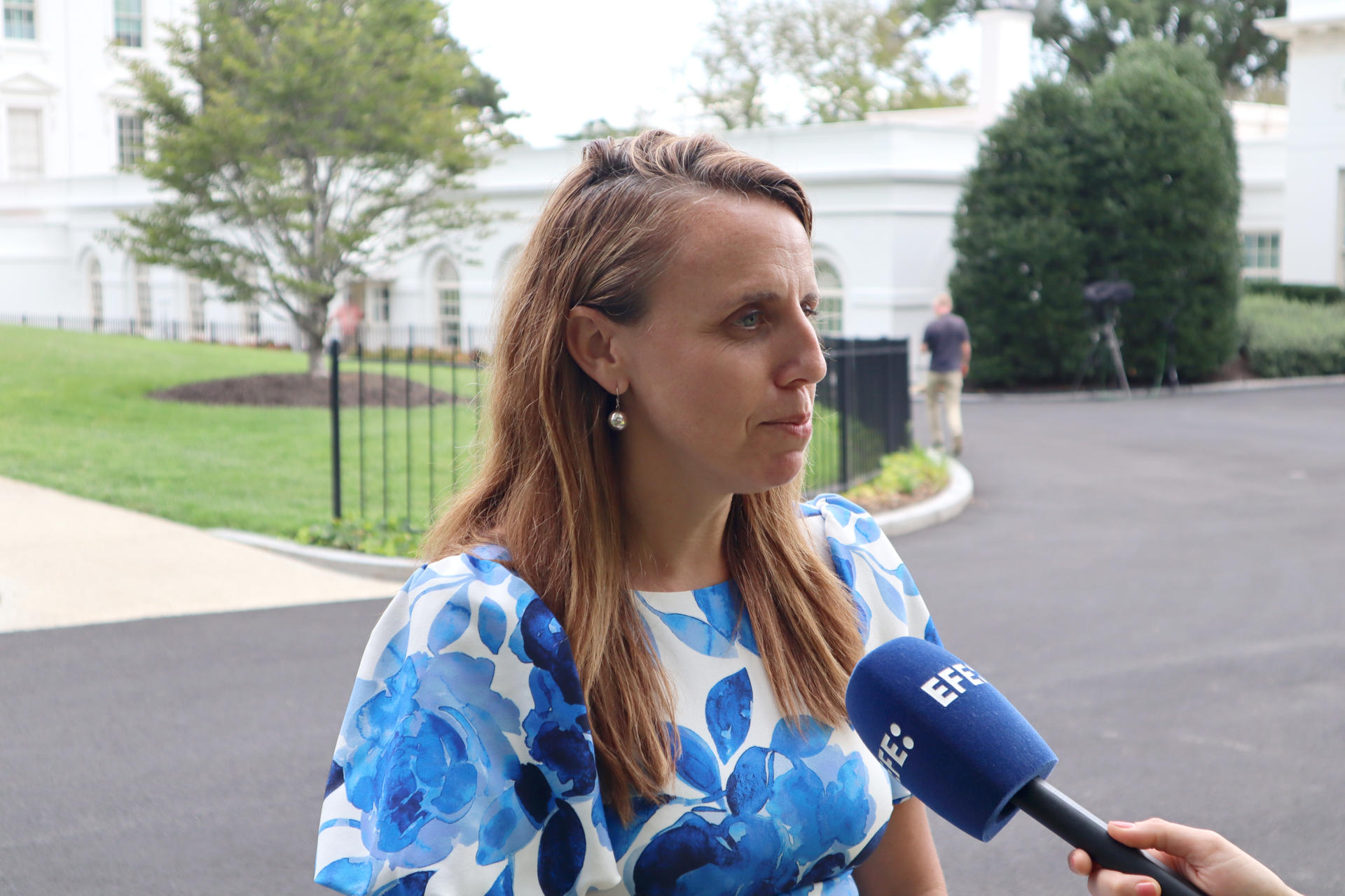 La asesora principal para migración en la Casa Blanca, Katie Tobin, habla durante una entrevista con EFE, hoy, en la Casa Blanca, en Washington (Estados Unidos). EFE/ Octavio Guzmán
