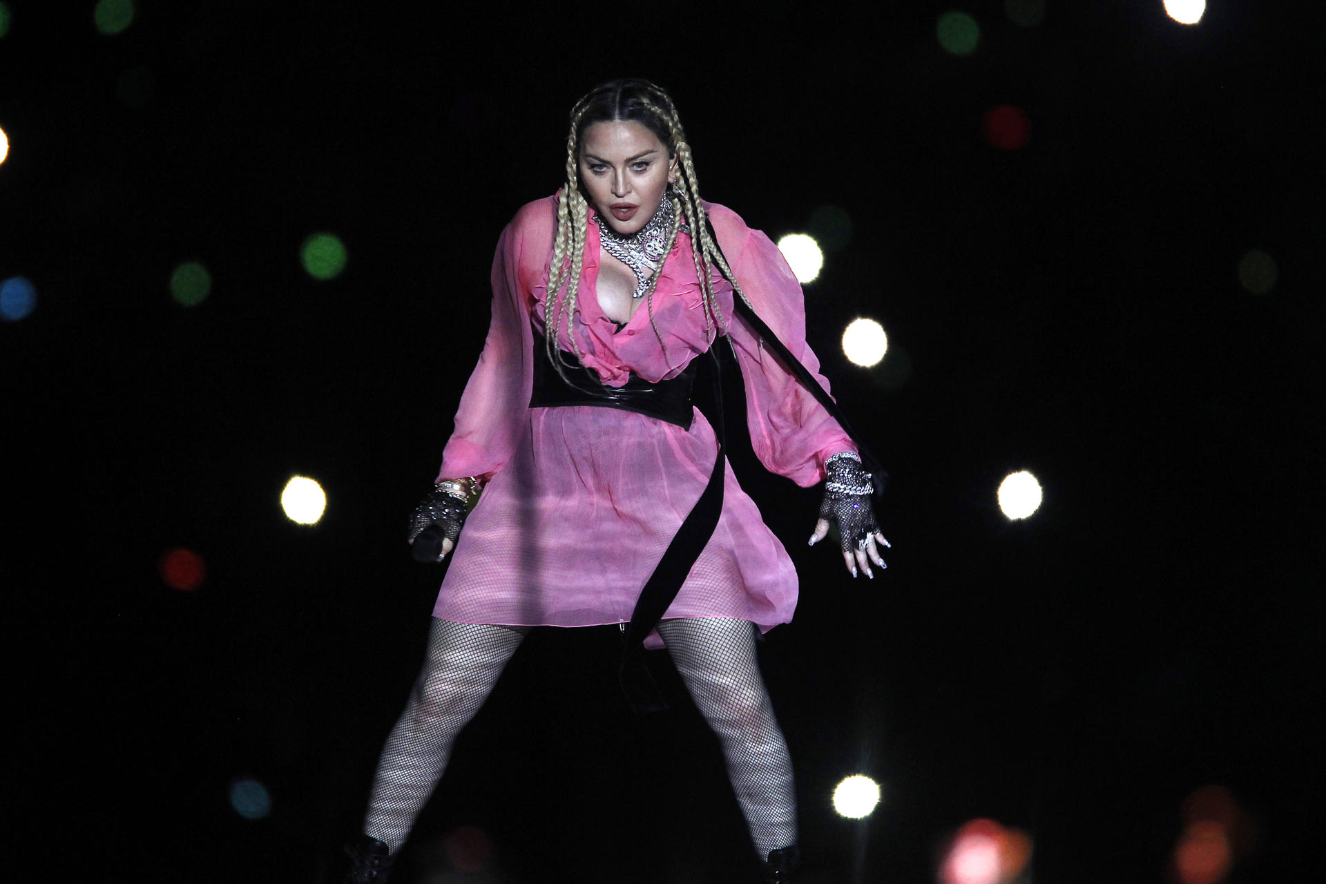 Fotografía de archivo fechada el 30 de abril de 2022 que muestra a la cantante estadounidense Madonna mientras se presenta durante el concierto "Medallo en el mapa" de Maluma, en Medellín (Colombia). EFE/Luis Eduardo Noriega
