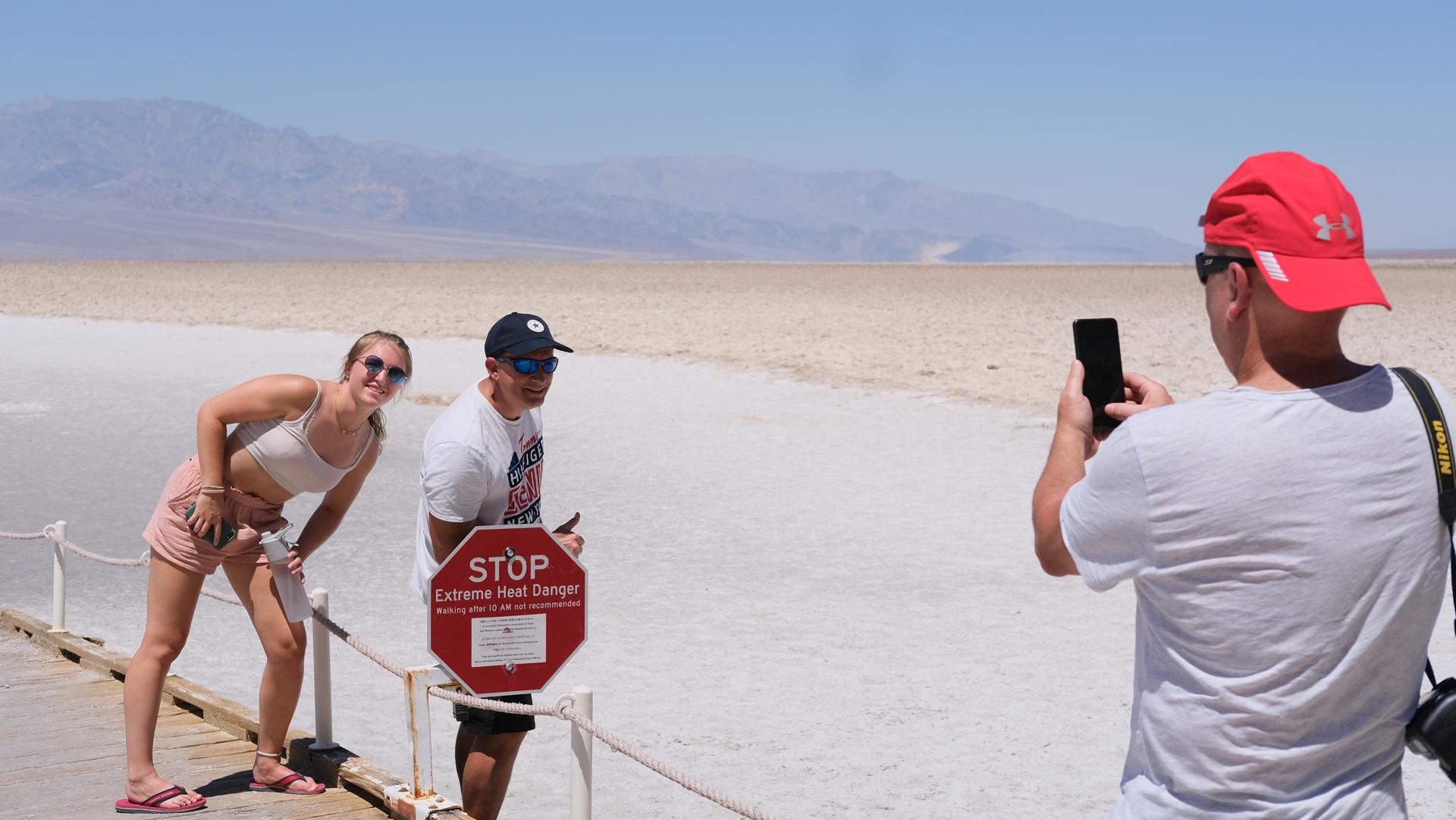 Turistas se toman fotos en la cuenca endorreica de Badwater, uno de los sitios más visitados del Valle de la Muerte, el 9 de agosto de 2023 en California (EE.UU). EFE/ Guillermo Azábal
