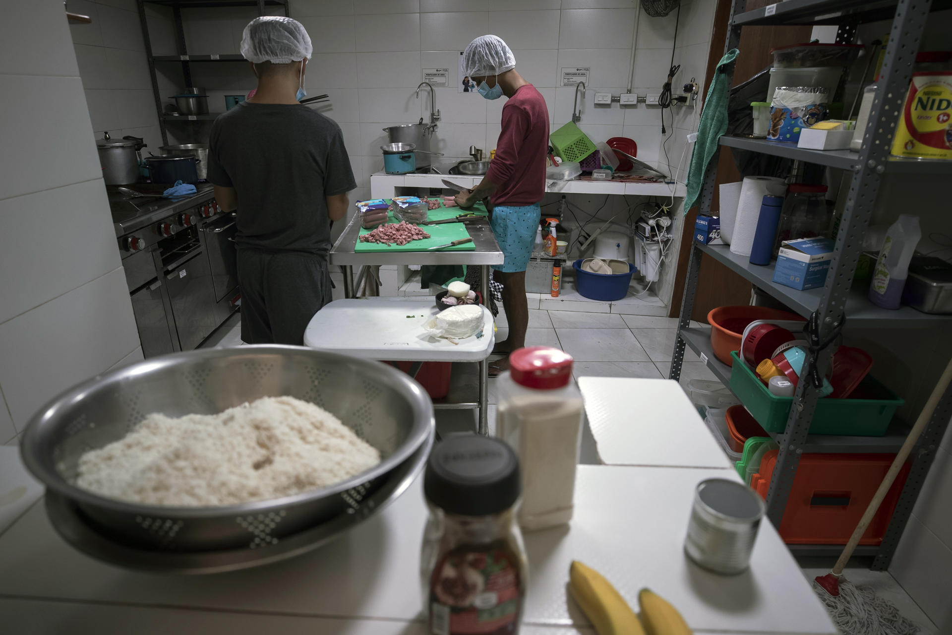 Migrantes preparan alimentos en el albergue Casa Mambré, el 30 de julio de 2023, en la Ciudad de México (México).  EFE/Isaac Esquivel
