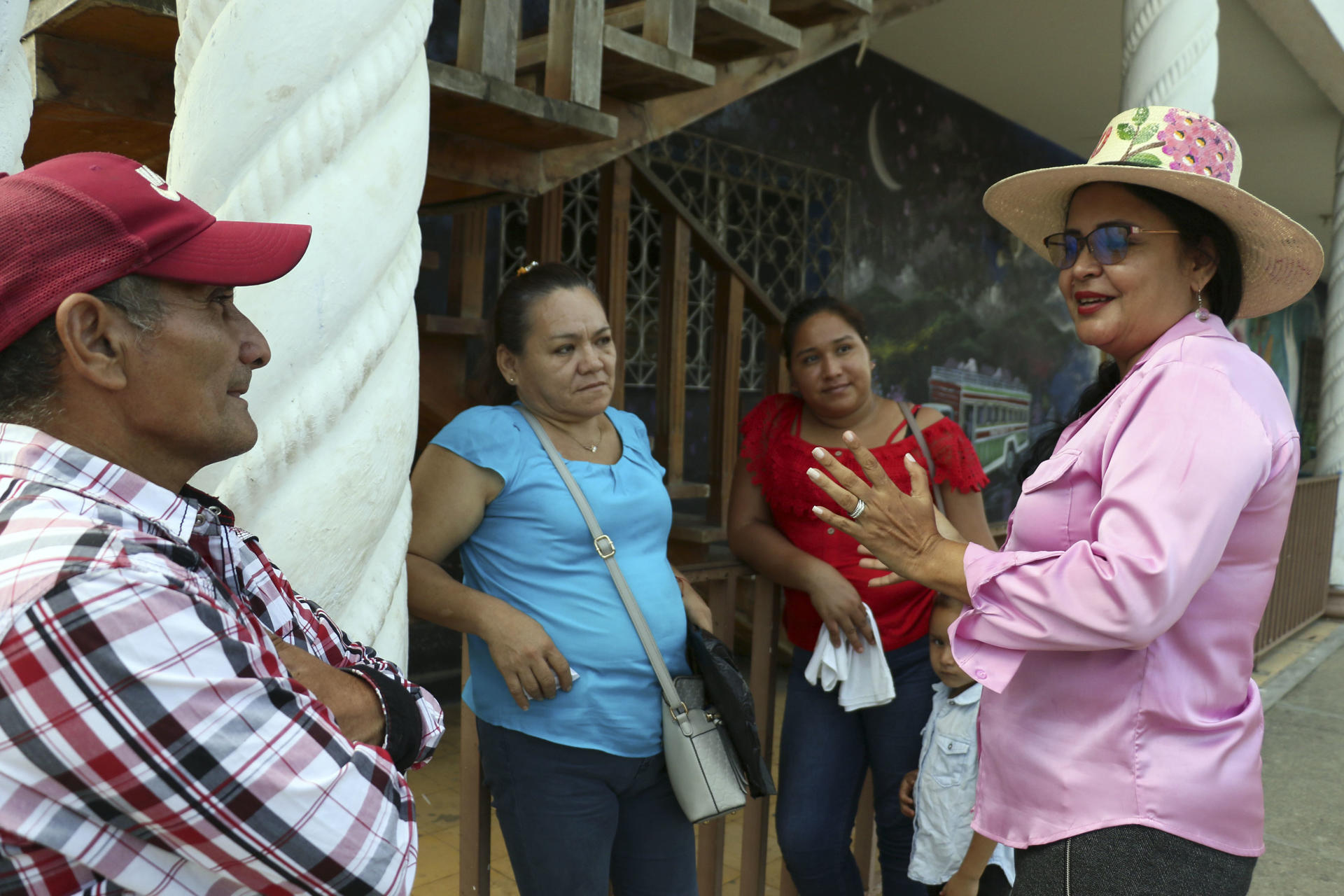 La alcaldesa Jacqueline Trejo habla con pobladores el 18 de agosto de 2023, en Macuelizo, en el norte de Honduras. EFE/ Germán Reyes
