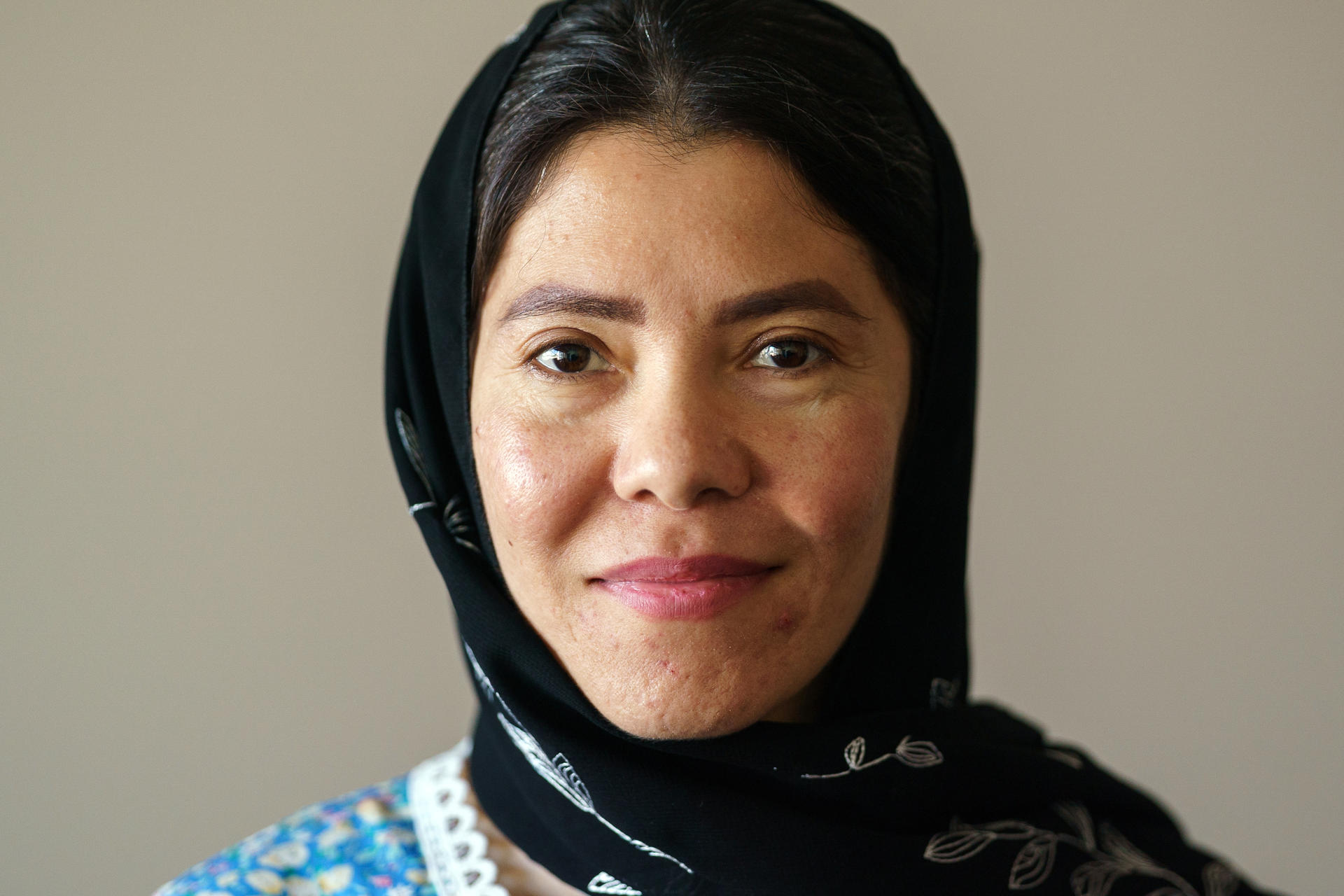 Mahnaz Akbari, ex líder del Pelotón Táctico Femenino de Afganistán posa para EFE durante una entrevista el 23 de agosto de 2023 en su apartamento en las afueras de Washington DC (EE.UU.). EFE/Will Oliver
