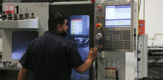 Uno de cada 10 empleos en la frontera de México peligra por la huelga automotriz de EEUU