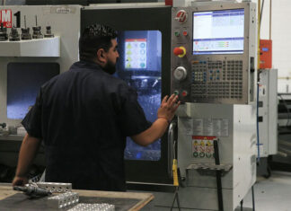 Uno de cada 10 empleos en la frontera de México peligra por la huelga automotriz de EEUU