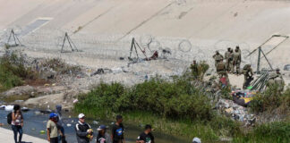 Autoridades disuelven campamento de migrantes en la frontera de México con EEUU