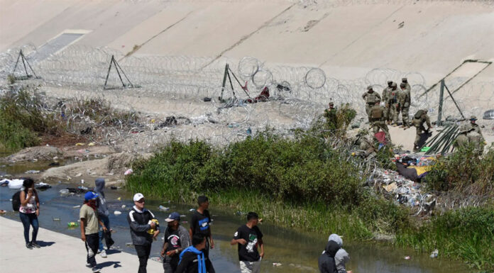 Autoridades disuelven campamento de migrantes en la frontera de México con EEUU