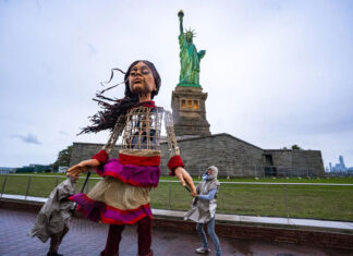Una enorme marioneta de una niña siria llega a EEUU para “humanizar” la migración
