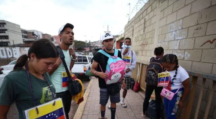 Migrantes de Cuba, Nicaragua y Venezuela quedan en el limbo en México por medidas de EEUU