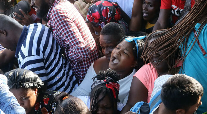 Miles de migrantes que buscan asilo chocan con autoridades en la frontera sur de México