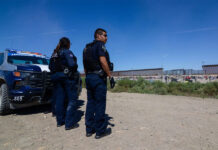 Policías “espantan” a migrantes en norte de México, mientras civiles les llevan alimentos