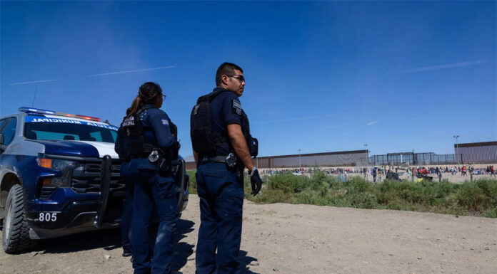 Policías “espantan” a migrantes en norte de México, mientras civiles les llevan alimentos