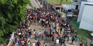 Miles de migrantes de Cuba y Centroamérica protestan en la frontera sur de México