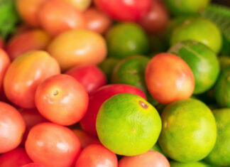 Buena cosecha de tomate y limón provoca rebaja en precio