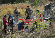Agentes de EEUU retienen a migrantes a la intemperie y sin comida a metros del río Bravo