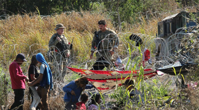 Agentes de EEUU retienen a migrantes a la intemperie y sin comida a metros del río Bravo