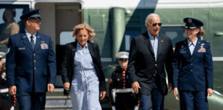 Biden llega a Florida para evaluar daños de Idalia, al parecer con ausencia de DeSantis