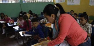 Profesores inician a recibir pago de salarios atrasados