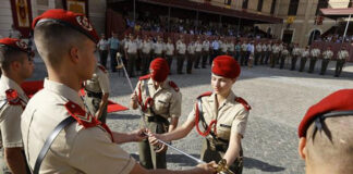 La heredera del trono en España aparece en sus primeras imágenes de militar con un arma
